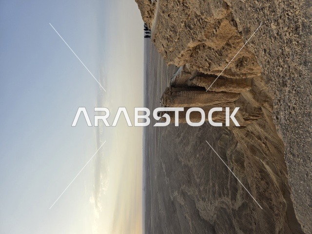 حافة العالم، جبال طويق في نجد في المملكة العربية السعودية، المناطق الصحراوية، الجبال والمرتفعات الصخرية، القمم الصخرية، معالم تاريخية، السياحة في السعودية، السياحه في المملكه العربيه السعوديه