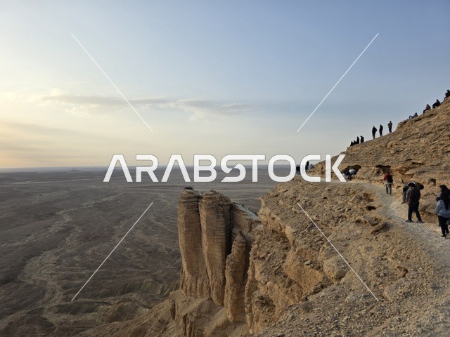 المناطق الصحراوية، حافة العالم، جبال طويق في نجد في المملكة العربية السعودية، الجبال والمرتفعات الصخرية، القمم الصخرية، معالم تاريخية، السياحة في السعودية، السياحه في المملكه العربيه السعوديه