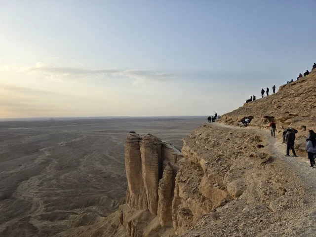 المناطق الصحراوية، حافة العالم، جبال طويق في نجد في المملكة العربية السعودية، الجبال والمرتفعات الصخرية، القمم الصخرية، معالم تاريخية، السياحة في السعودية، السياحه في المملكه العربيه السعوديه