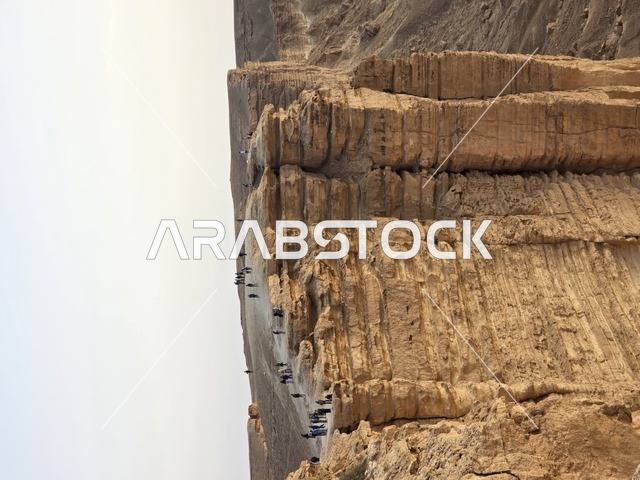 جبال طويق في نجد في المملكة العربية السعودية، حافة العالم، المناطق الصحراوية، الجبال والمرتفعات الصخرية، القمم الصخرية، معالم تاريخية، السياحة في السعودية، السياحه في المملكه العربيه السعوديه