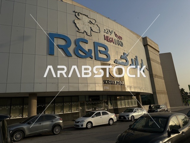 Diverse restaurants and cafes at the entrance of the Beach Mall in Dammam, Eastern Province, Saudi Arabia, a complete commercial and entertainment center, local and international stores and brands, recreational areas for children and families, seasonal events and marketing activities, family-friendly atmosphere for all categories.