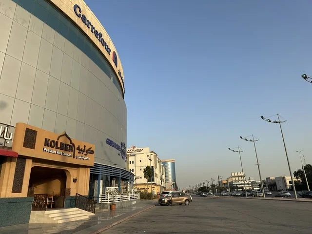 مطاعم ومقاهي متنوعة عند مدخل الشاطئ مول في مدينة الدمام، المنطقة الشرقية، المملكة العربية السعودية، مركز تجاري وترفيهي متكامل، متاجر وعلامات تجارية محلية وعالمية،  مناطق ترفيهية للأطفال والعائلات، فعاليات موسمية وأنشطة تسويقية، أجواء عائلية لجميع الفئات.