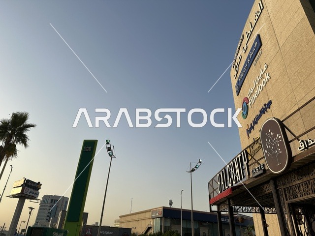 مطاعم ومقاهي متنوعة عند مدخل الشاطئ مول في مدينة الدمام، المنطقة الشرقية، المملكة العربية السعودية، مركز تجاري وترفيهي متكامل، متاجر وعلامات تجارية محلية وعالمية،  مناطق ترفيهية للأطفال والعائلات، فعاليات موسمية وأنشطة تسويقية، أجواء عائلية لجميع الفئات.