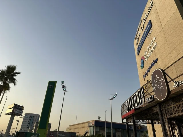 Diverse restaurants and cafes at the entrance of the Beach Mall in Dammam, Eastern Province, Saudi Arabia, a complete commercial and entertainment center, local and international stores and brands, recreational areas for children and families, seasonal events and marketing activities, family-friendly atmosphere for all categories.