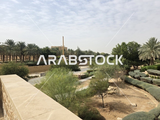 مناطق السياحة التراثية في السعودية، الفن الهندسي المعماري القديم لأسوار قصر سلوى في البجيري في مدينة الرياض، صورة جوية للمباني الأثرية والبيوت الطينية في حي الطريف في الدرعية، معالم أثرية تاريخية قديمة، أشجار النخيل الخضراء