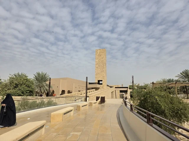 أسوار الدرعية القديمة في مدينة الرياض في المملكة العربية السعودية، معالم أثرية تاريخية قديمة، الفن الهندسي المعماري القديم، صورة للمباني الأثرية والبيوت الطينية في حي الطريف في الدرعية، أشجار النخيل الخضراء، مناطق السياحة التراثية في السعودية