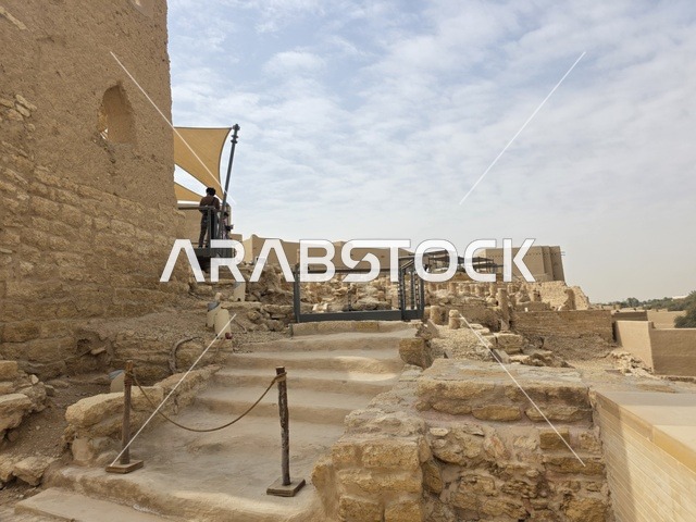 معالم أثرية تاريخية قديمة، الفن الهندسي المعماري القديم لأسوار قصر سلوى في البجيري في مدينة الرياض، صورة للمباني الأثرية والبيوت الطينية في حي الطريف في الدرعية، أشجار النخيل الخضراء، مناطق السياحة التراثية في السعودية