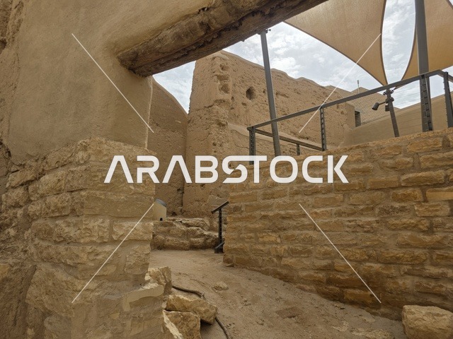 معالم أثرية تاريخية قديمة، الفن الهندسي المعماري القديم لأسوار قصر سلوى في البجيري في مدينة الرياض، صورة للمباني الأثرية والبيوت الطينية في حي الطريف في الدرعية، أشجار النخيل الخضراء، مناطق السياحة التراثية في السعودية