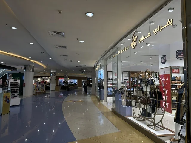 متجر وعلامة تجارية محلية في الشاطئ مول في مدينة الدمام، المنطقة الشرقية، المملكة العربية السعودية، مركز تجاري وترفيهي متكامل، مطاعم ومقاهي متنوعة،  مناطق ترفيهية للأطفال والعائلات، فعاليات موسمية وأنشطة تسويقية، أجواء عائلية لجميع الفئات.