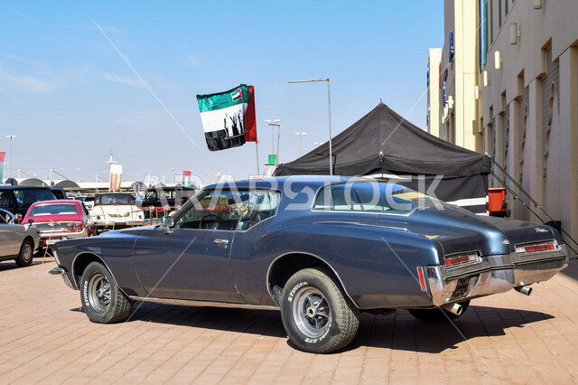 صورة لسيارة كلاسيكية مشاركة في احتفالات اليوم الوطني لدولة الإمارات العربية المتحدة ، بوادي مول ، فعاليات الإمارات ، السياحة في الإمارات