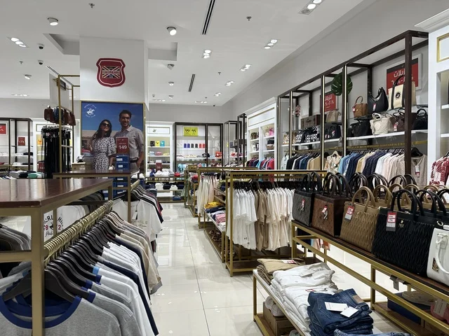 متجر وعلامة تجارية محلية في الشاطئ مول في مدينة الدمام، المنطقة الشرقية، المملكة العربية السعودية، مركز تجاري وترفيهي متكامل، مطاعم ومقاهي متنوعة،  مناطق ترفيهية للأطفال والعائلات، فعاليات موسمية وأنشطة تسويقية، أجواء عائلية لجميع الفئات.