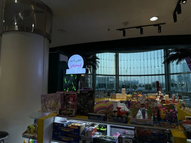 متجر وعلامة تجارية محلية في الشاطئ مول في مدينة الدمام، المنطقة الشرقية، المملكة العربية السعودية، مركز تجاري وترفيهي متكامل، مطاعم ومقاهي متنوعة،  مناطق ترفيهية للأطفال والعائلات، فعاليات موسمية وأنشطة تسويقية، أجواء عائلية لجميع الفئات.