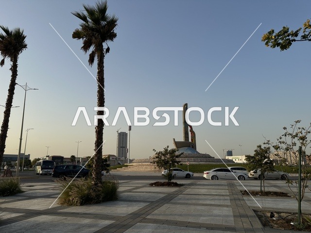 حركة مرور السيارات امام مدخل الشاطئ مول في مدينة الدمام، المنطقة الشرقية، المملكة العربية السعودية، مركز تجاري وترفيهي متكامل، مطاعم ومقاهي متنوعة،  مناطق ترفيهية للأطفال والعائلات، فعاليات موسمية وأنشطة تسويقية، متاجر وعلامات تجارية محلية وعالمية، أجواء عائلية لجميع الفئات.