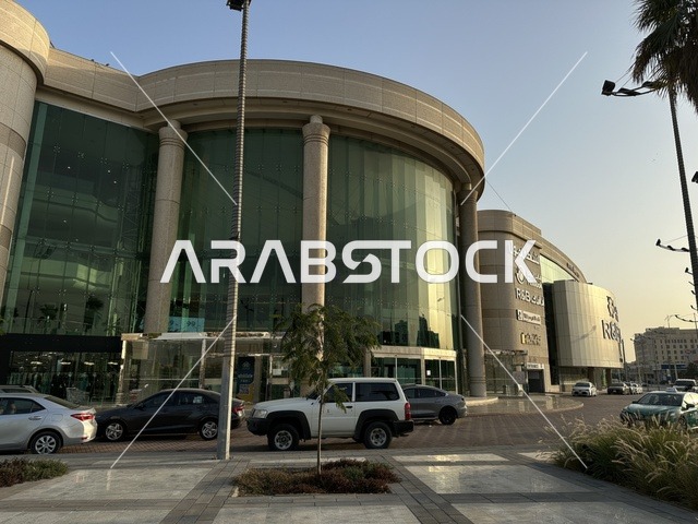 حركة مرور السيارات امام مدخل الشاطئ مول في مدينة الدمام، المنطقة الشرقية، المملكة العربية السعودية، مركز تجاري وترفيهي متكامل، مطاعم ومقاهي متنوعة،  مناطق ترفيهية للأطفال والعائلات، فعاليات موسمية وأنشطة تسويقية، متاجر وعلامات تجارية محلية وعالمية، أجواء عائلية لجميع الفئات.