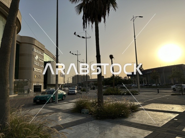 حركة مرور السيارات امام مدخل الشاطئ مول في مدينة الدمام، المنطقة الشرقية، المملكة العربية السعودية، مركز تجاري وترفيهي متكامل، مطاعم ومقاهي متنوعة،  مناطق ترفيهية للأطفال والعائلات، فعاليات موسمية وأنشطة تسويقية، متاجر وعلامات تجارية محلية وعالمية، أجواء عائلية لجميع الفئات.