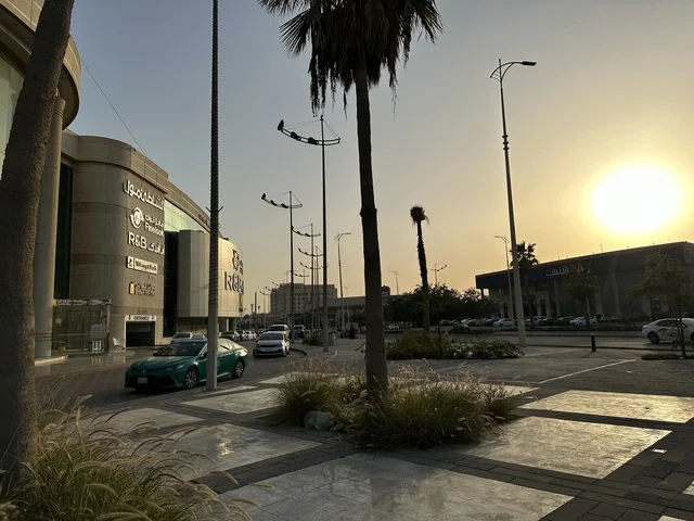 حركة مرور السيارات امام مدخل الشاطئ مول في مدينة الدمام، المنطقة الشرقية، المملكة العربية السعودية، مركز تجاري وترفيهي متكامل، مطاعم ومقاهي متنوعة،  مناطق ترفيهية للأطفال والعائلات، فعاليات موسمية وأنشطة تسويقية، متاجر وعلامات تجارية محلية وعالمية، أجواء عائلية لجميع الفئات.