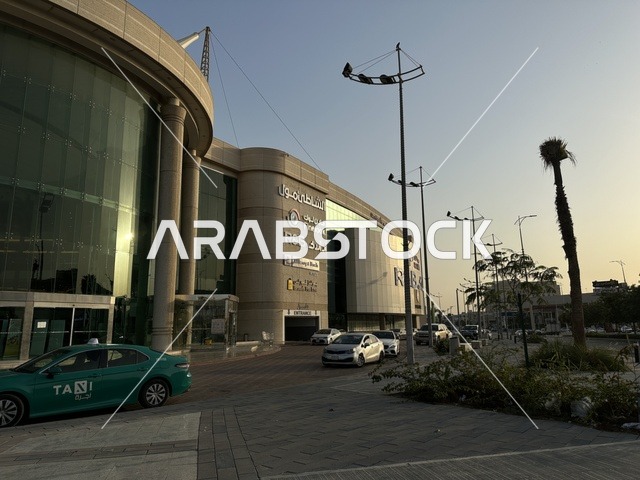 حركة مرور السيارات امام مدخل الشاطئ مول في مدينة الدمام، المنطقة الشرقية، المملكة العربية السعودية، مركز تجاري وترفيهي متكامل، مطاعم ومقاهي متنوعة،  مناطق ترفيهية للأطفال والعائلات، فعاليات موسمية وأنشطة تسويقية، متاجر وعلامات تجارية محلية وعالمية، أجواء عائلية لجميع الفئات.