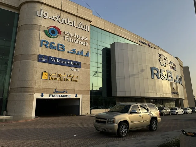 حركة مرور السيارات امام مدخل الشاطئ مول في مدينة الدمام، المنطقة الشرقية، المملكة العربية السعودية، مركز تجاري وترفيهي متكامل، مطاعم ومقاهي متنوعة،  مناطق ترفيهية للأطفال والعائلات، فعاليات موسمية وأنشطة تسويقية، متاجر وعلامات تجارية محلية وعالمية، أجواء عائلية لجميع الفئات.