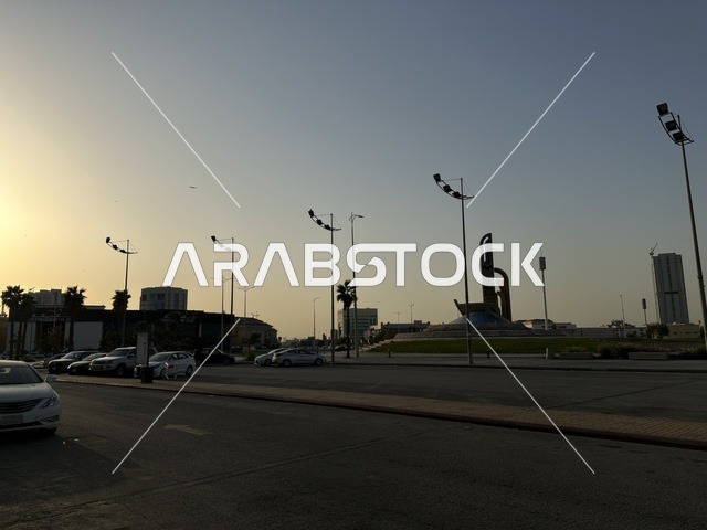 وقوف السيارات فى الباركينج الخارجي للشاطئ مول في مدينة الدمام، المنطقة الشرقية، المملكة العربية السعودية، مركز تجاري وترفيهي متكامل، مطاعم ومقاهي متنوعة،  مناطق ترفيهية للأطفال والعائلات، فعاليات موسمية وأنشطة تسويقية، متاجر وعلامات تجارية محلية وعالمية، أجواء عائلية لجميع الفئات.