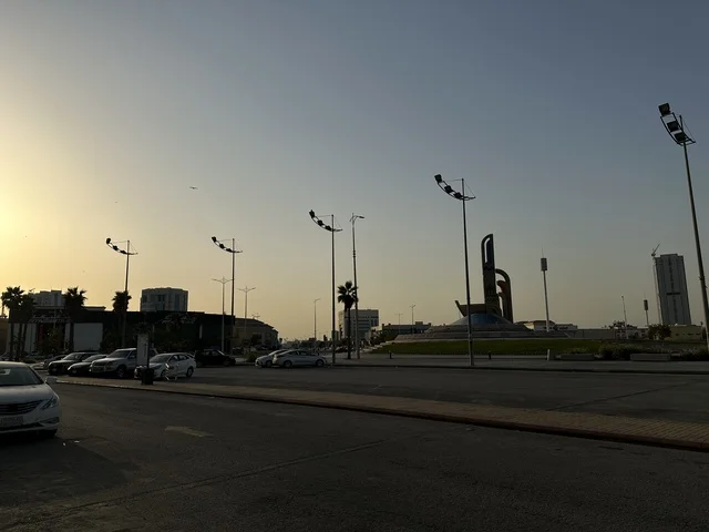 وقوف السيارات فى الباركينج الخارجي للشاطئ مول في مدينة الدمام، المنطقة الشرقية، المملكة العربية السعودية، مركز تجاري وترفيهي متكامل، مطاعم ومقاهي متنوعة،  مناطق ترفيهية للأطفال والعائلات، فعاليات موسمية وأنشطة تسويقية، متاجر وعلامات تجارية محلية وعالمية، أجواء عائلية لجميع الفئات.