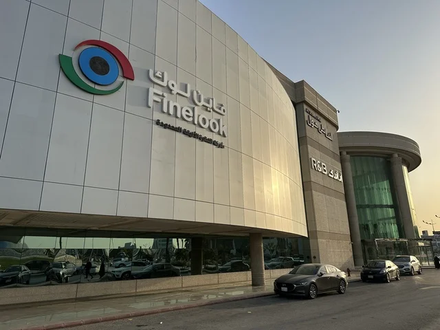 وقوف السيارات فى الباركينج الخارجي للشاطئ مول في مدينة الدمام، المنطقة الشرقية، المملكة العربية السعودية، مركز تجاري وترفيهي متكامل، مطاعم ومقاهي متنوعة،  مناطق ترفيهية للأطفال والعائلات، فعاليات موسمية وأنشطة تسويقية، متاجر وعلامات تجارية محلية وعالمية، أجواء عائلية لجميع الفئات.