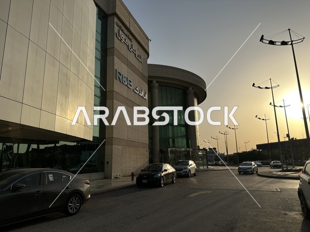 وقوف السيارات فى الباركينج الخارجي للشاطئ مول في مدينة الدمام، المنطقة الشرقية، المملكة العربية السعودية، مركز تجاري وترفيهي متكامل، مطاعم ومقاهي متنوعة،  مناطق ترفيهية للأطفال والعائلات، فعاليات موسمية وأنشطة تسويقية، متاجر وعلامات تجارية محلية وعالمية، أجواء عائلية لجميع الفئات.