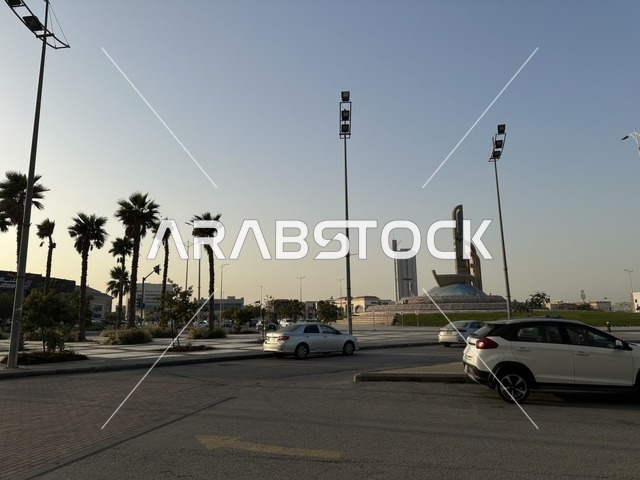 وقوف السيارات فى الباركينج الخارجي للشاطئ مول في مدينة الدمام، المنطقة الشرقية، المملكة العربية السعودية، مركز تجاري وترفيهي متكامل، مطاعم ومقاهي متنوعة،  مناطق ترفيهية للأطفال والعائلات، فعاليات موسمية وأنشطة تسويقية، متاجر وعلامات تجارية محلية وعالمية، أجواء عائلية لجميع الفئات.