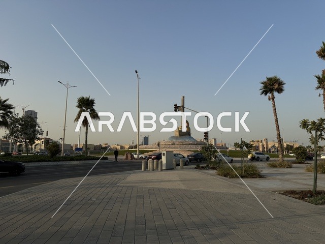 وقوف السيارات فى الباركينج الخارجي للشاطئ مول في مدينة الدمام، المنطقة الشرقية، المملكة العربية السعودية، مركز تجاري وترفيهي متكامل، مطاعم ومقاهي متنوعة،  مناطق ترفيهية للأطفال والعائلات، فعاليات موسمية وأنشطة تسويقية، متاجر وعلامات تجارية محلية وعالمية، أجواء عائلية لجميع الفئات.