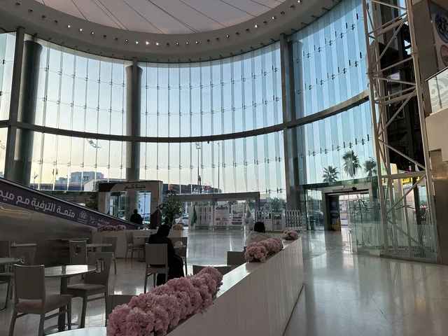 التصميم الداخلى لمدخل الشاطئ مول في مدينة الدمام، المنطقة الشرقية، المملكة العربية السعودية، مركز تجاري وترفيهي متكامل، مطاعم ومقاهي متنوعة،  مناطق ترفيهية للأطفال والعائلات، فعاليات موسمية وأنشطة تسويقية، متاجر وعلامات تجارية محلية وعالمية، أجواء عائلية لجميع الفئات.