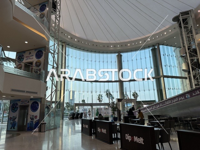 التصميم الداخلى لمدخل الشاطئ مول في مدينة الدمام، المنطقة الشرقية، المملكة العربية السعودية، مركز تجاري وترفيهي متكامل، مطاعم ومقاهي متنوعة،  مناطق ترفيهية للأطفال والعائلات، فعاليات موسمية وأنشطة تسويقية، متاجر وعلامات تجارية محلية وعالمية، أجواء عائلية لجميع الفئات.