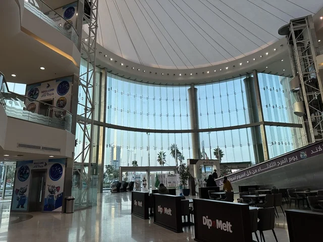 التصميم الداخلى لمدخل الشاطئ مول في مدينة الدمام، المنطقة الشرقية، المملكة العربية السعودية، مركز تجاري وترفيهي متكامل، مطاعم ومقاهي متنوعة،  مناطق ترفيهية للأطفال والعائلات، فعاليات موسمية وأنشطة تسويقية، متاجر وعلامات تجارية محلية وعالمية، أجواء عائلية لجميع الفئات.