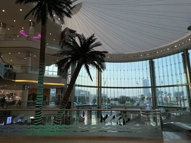 The interior design of the entrance to the Beach Mall in Dammam, Eastern Province, Saudi Arabia, is a comprehensive commercial and entertainment center, featuring diverse restaurants and cafes, recreational areas for children and families, seasonal events and marketing activities, local and international stores and brands, and a family-friendly atmosphere for all categories.