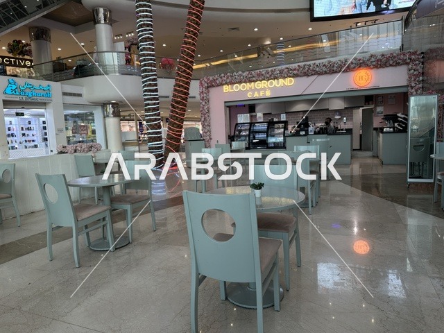 كوفي ومطعم في الشاطئ مول في مدينة الدمام، المنطقة الشرقية، المملكة العربية السعودية، مركز تجاري وترفيهي متكامل، مطاعم ومقاهي متنوعة،  مناطق ترفيهية للأطفال والعائلات، فعاليات موسمية وأنشطة تسويقية، متاجر وعلامات تجارية محلية وعالمية، أجواء عائلية لجميع الفئات.