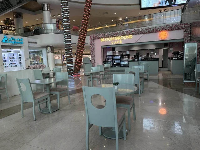 كوفي ومطعم في الشاطئ مول في مدينة الدمام، المنطقة الشرقية، المملكة العربية السعودية، مركز تجاري وترفيهي متكامل، مطاعم ومقاهي متنوعة،  مناطق ترفيهية للأطفال والعائلات، فعاليات موسمية وأنشطة تسويقية، متاجر وعلامات تجارية محلية وعالمية، أجواء عائلية لجميع الفئات.