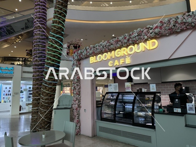 كوفي ومطعم في الشاطئ مول في مدينة الدمام، المنطقة الشرقية، المملكة العربية السعودية، مركز تجاري وترفيهي متكامل، مطاعم ومقاهي متنوعة،  مناطق ترفيهية للأطفال والعائلات، فعاليات موسمية وأنشطة تسويقية، متاجر وعلامات تجارية محلية وعالمية، أجواء عائلية لجميع الفئات.