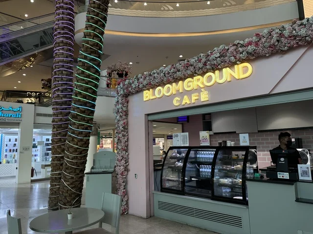 كوفي ومطعم في الشاطئ مول في مدينة الدمام، المنطقة الشرقية، المملكة العربية السعودية، مركز تجاري وترفيهي متكامل، مطاعم ومقاهي متنوعة،  مناطق ترفيهية للأطفال والعائلات، فعاليات موسمية وأنشطة تسويقية، متاجر وعلامات تجارية محلية وعالمية، أجواء عائلية لجميع الفئات.