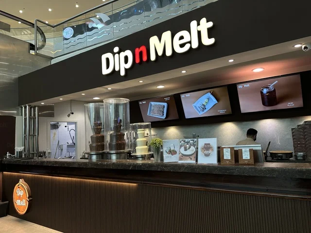 كوفي ومطعم في الشاطئ مول في مدينة الدمام، المنطقة الشرقية، المملكة العربية السعودية، مركز تجاري وترفيهي متكامل، مطاعم ومقاهي متنوعة،  مناطق ترفيهية للأطفال والعائلات، فعاليات موسمية وأنشطة تسويقية، متاجر وعلامات تجارية محلية وعالمية، أجواء عائلية لجميع الفئات.