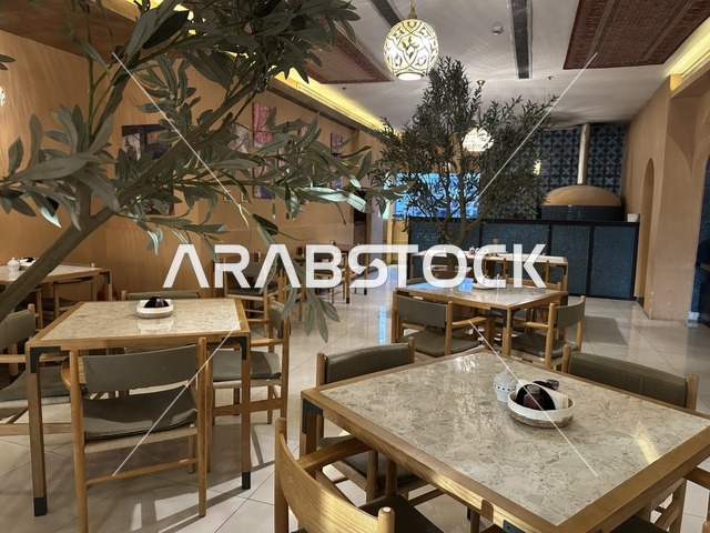 مقاعد كوفي راقي  في الشاطئ مول في مدينة الدمام، المنطقة الشرقية، المملكة العربية السعودية، مركز تجاري وترفيهي متكامل، مطاعم ومقاهي متنوعة،  مناطق ترفيهية للأطفال والعائلات، فعاليات موسمية وأنشطة تسويقية، متاجر وعلامات تجارية محلية وعالمية، أجواء عائلية لجميع الفئات.