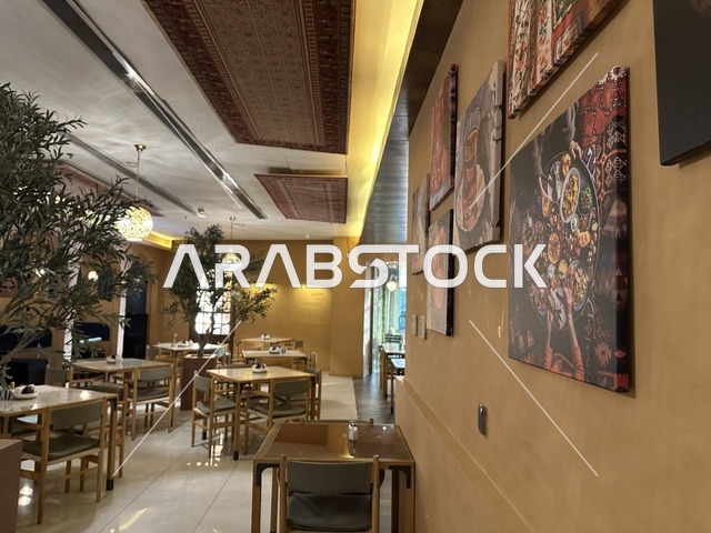 مقاعد كوفي راقي  في الشاطئ مول في مدينة الدمام، المنطقة الشرقية، المملكة العربية السعودية، مركز تجاري وترفيهي متكامل، مطاعم ومقاهي متنوعة،  مناطق ترفيهية للأطفال والعائلات، فعاليات موسمية وأنشطة تسويقية، متاجر وعلامات تجارية محلية وعالمية، أجواء عائلية لجميع الفئات.