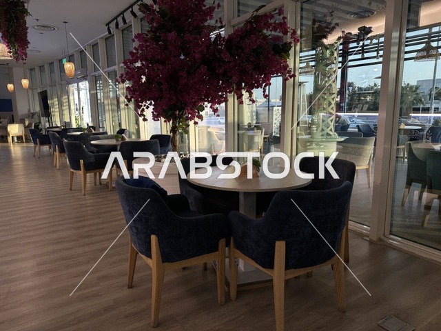 مقاعد كوفي راقي  في الشاطئ مول في مدينة الدمام، المنطقة الشرقية، المملكة العربية السعودية، مركز تجاري وترفيهي متكامل، مطاعم ومقاهي متنوعة،  مناطق ترفيهية للأطفال والعائلات، فعاليات موسمية وأنشطة تسويقية، متاجر وعلامات تجارية محلية وعالمية، أجواء عائلية لجميع الفئات.