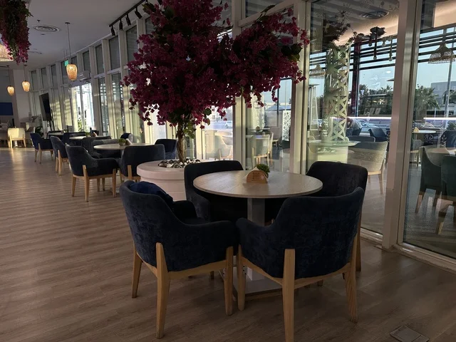 مقاعد كوفي راقي  في الشاطئ مول في مدينة الدمام، المنطقة الشرقية، المملكة العربية السعودية، مركز تجاري وترفيهي متكامل، مطاعم ومقاهي متنوعة،  مناطق ترفيهية للأطفال والعائلات، فعاليات موسمية وأنشطة تسويقية، متاجر وعلامات تجارية محلية وعالمية، أجواء عائلية لجميع الفئات.