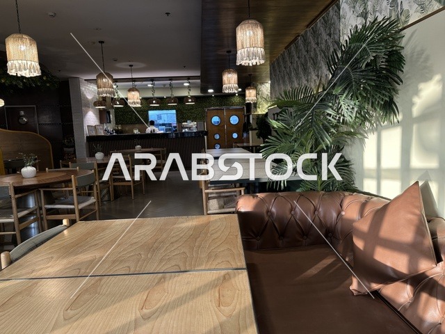 مقاعد كوفي راقي  في الشاطئ مول في مدينة الدمام، المنطقة الشرقية، المملكة العربية السعودية، مركز تجاري وترفيهي متكامل، مطاعم ومقاهي متنوعة،  مناطق ترفيهية للأطفال والعائلات، فعاليات موسمية وأنشطة تسويقية، متاجر وعلامات تجارية محلية وعالمية، أجواء عائلية لجميع الفئات.