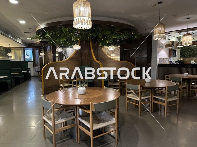 مقاعد كوفي راقي  في الشاطئ مول في مدينة الدمام، المنطقة الشرقية، المملكة العربية السعودية، مركز تجاري وترفيهي متكامل، مطاعم ومقاهي متنوعة،  مناطق ترفيهية للأطفال والعائلات، فعاليات موسمية وأنشطة تسويقية، متاجر وعلامات تجارية محلية وعالمية، أجواء عائلية لجميع الفئات.