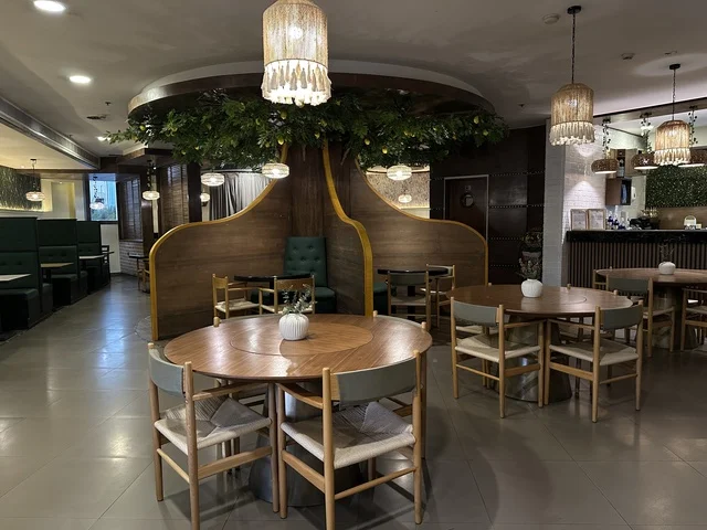 مقاعد كوفي راقي  في الشاطئ مول في مدينة الدمام، المنطقة الشرقية، المملكة العربية السعودية، مركز تجاري وترفيهي متكامل، مطاعم ومقاهي متنوعة،  مناطق ترفيهية للأطفال والعائلات، فعاليات موسمية وأنشطة تسويقية، متاجر وعلامات تجارية محلية وعالمية، أجواء عائلية لجميع الفئات.