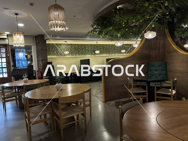 مقاعد كوفي راقي  في الشاطئ مول في مدينة الدمام، المنطقة الشرقية، المملكة العربية السعودية، مركز تجاري وترفيهي متكامل، مطاعم ومقاهي متنوعة،  مناطق ترفيهية للأطفال والعائلات، فعاليات موسمية وأنشطة تسويقية، متاجر وعلامات تجارية محلية وعالمية، أجواء عائلية لجميع الفئات.