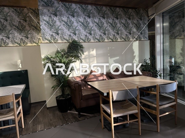 مقاعد كوفي راقي  في الشاطئ مول في مدينة الدمام، المنطقة الشرقية، المملكة العربية السعودية، مركز تجاري وترفيهي متكامل، مطاعم ومقاهي متنوعة،  مناطق ترفيهية للأطفال والعائلات، فعاليات موسمية وأنشطة تسويقية، متاجر وعلامات تجارية محلية وعالمية، أجواء عائلية لجميع الفئات.