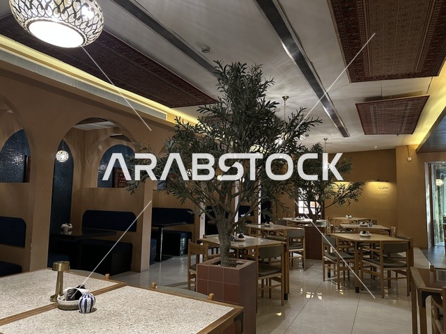 ديكور راقي بمقهي في الشاطئ مول في مدينة الدمام، المنطقة الشرقية، المملكة العربية السعودية، مركز تجاري وترفيهي متكامل، مطاعم ومقاهي متنوعة،  مناطق ترفيهية للأطفال والعائلات، فعاليات موسمية وأنشطة تسويقية، متاجر وعلامات تجارية محلية وعالمية، أجواء عائلية لجميع الفئات.