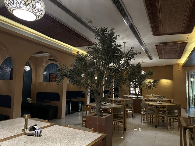 ديكور راقي بمقهي في الشاطئ مول في مدينة الدمام، المنطقة الشرقية، المملكة العربية السعودية، مركز تجاري وترفيهي متكامل، مطاعم ومقاهي متنوعة،  مناطق ترفيهية للأطفال والعائلات، فعاليات موسمية وأنشطة تسويقية، متاجر وعلامات تجارية محلية وعالمية، أجواء عائلية لجميع الفئات.