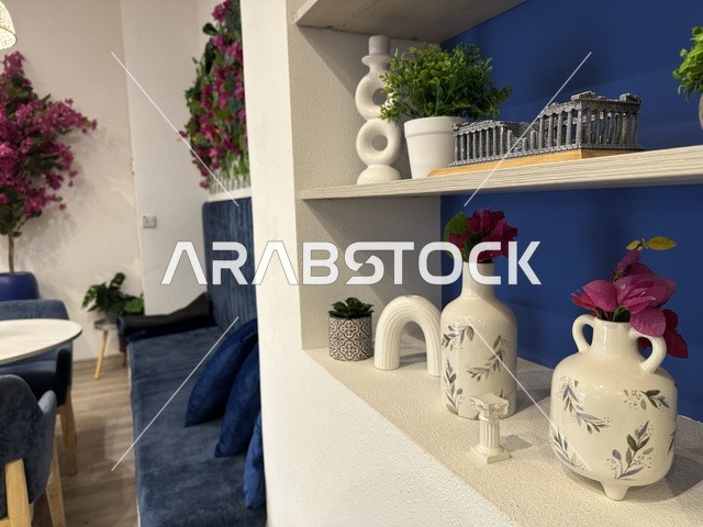 ديكور راقي بمقهي في الشاطئ مول في مدينة الدمام، المنطقة الشرقية، المملكة العربية السعودية، مركز تجاري وترفيهي متكامل، مطاعم ومقاهي متنوعة،  مناطق ترفيهية للأطفال والعائلات، فعاليات موسمية وأنشطة تسويقية، متاجر وعلامات تجارية محلية وعالمية، أجواء عائلية لجميع الفئات.