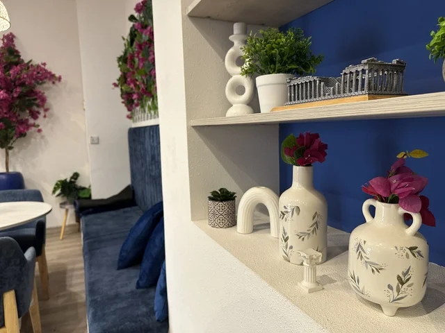 ديكور راقي بمقهي في الشاطئ مول في مدينة الدمام، المنطقة الشرقية، المملكة العربية السعودية، مركز تجاري وترفيهي متكامل، مطاعم ومقاهي متنوعة،  مناطق ترفيهية للأطفال والعائلات، فعاليات موسمية وأنشطة تسويقية، متاجر وعلامات تجارية محلية وعالمية، أجواء عائلية لجميع الفئات.